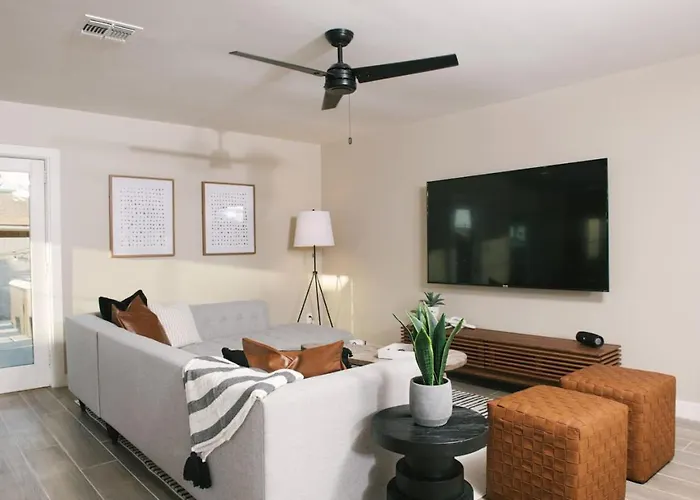 Pure Elegance In Old Town - Pool, Hot Tub, Fire Pit & Ping-pong