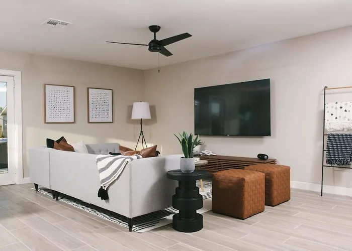 Pure Elegance In Old Town - Pool, Hot Tub, Fire Pit & Ping-pong *