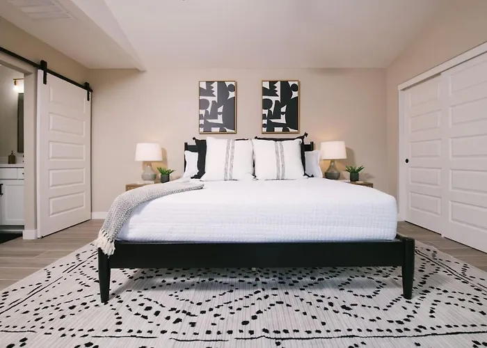 Pure Elegance In Old Town - Pool, Hot Tub, Fire Pit & Ping-pong *