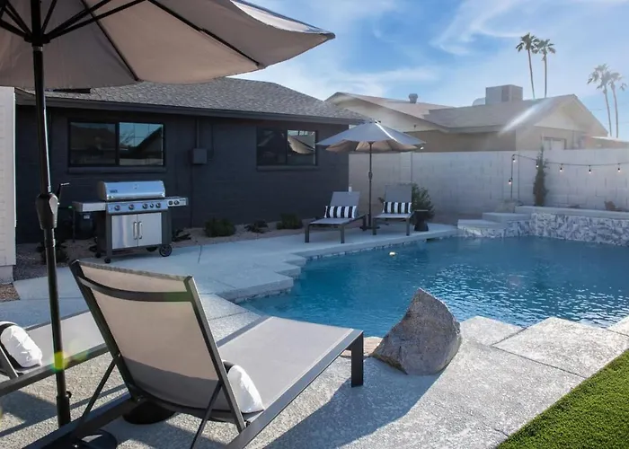 Pure Elegance In Old Town - Pool, Hot Tub, Fire Pit & Ping-pong *